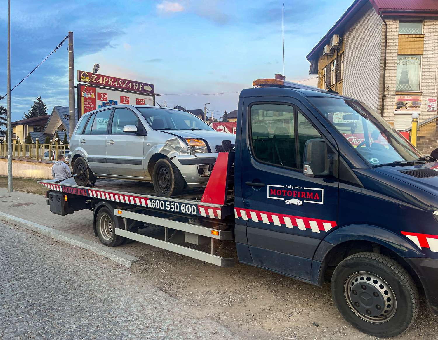 Na czym polega profesjonalne wsparcie przy holowaniu auta?