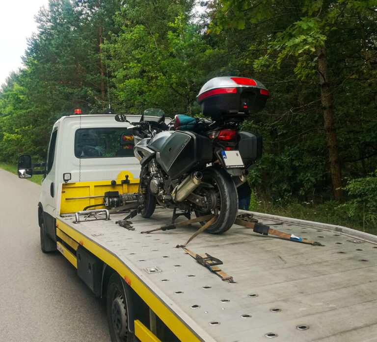 Pomoc drogowa Łomża. Laweta z motorem w Łomży od Motofirma.