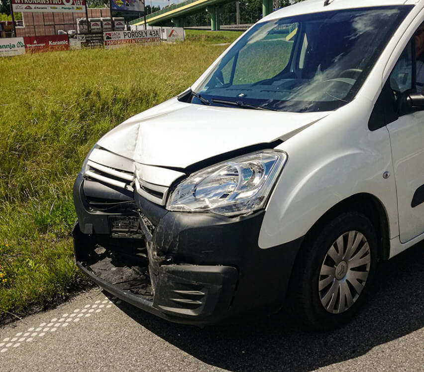 Uszkodzone auto. Zakład blacharsko-lakierniczy Białystok.