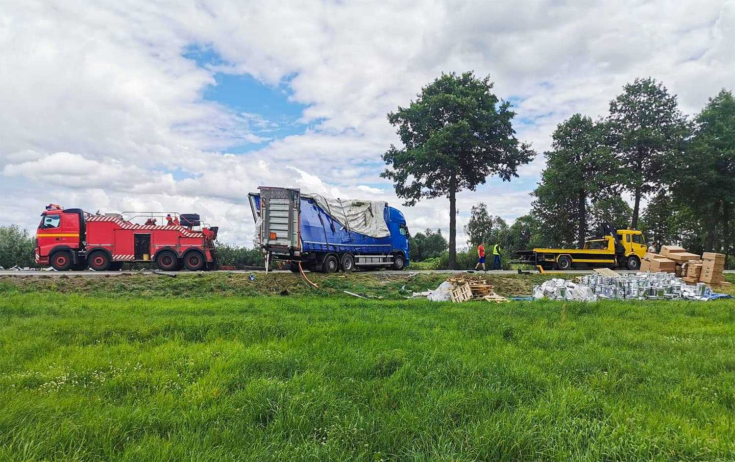 holowanie-tir-ustawiona-ciezarowka-na-drodze