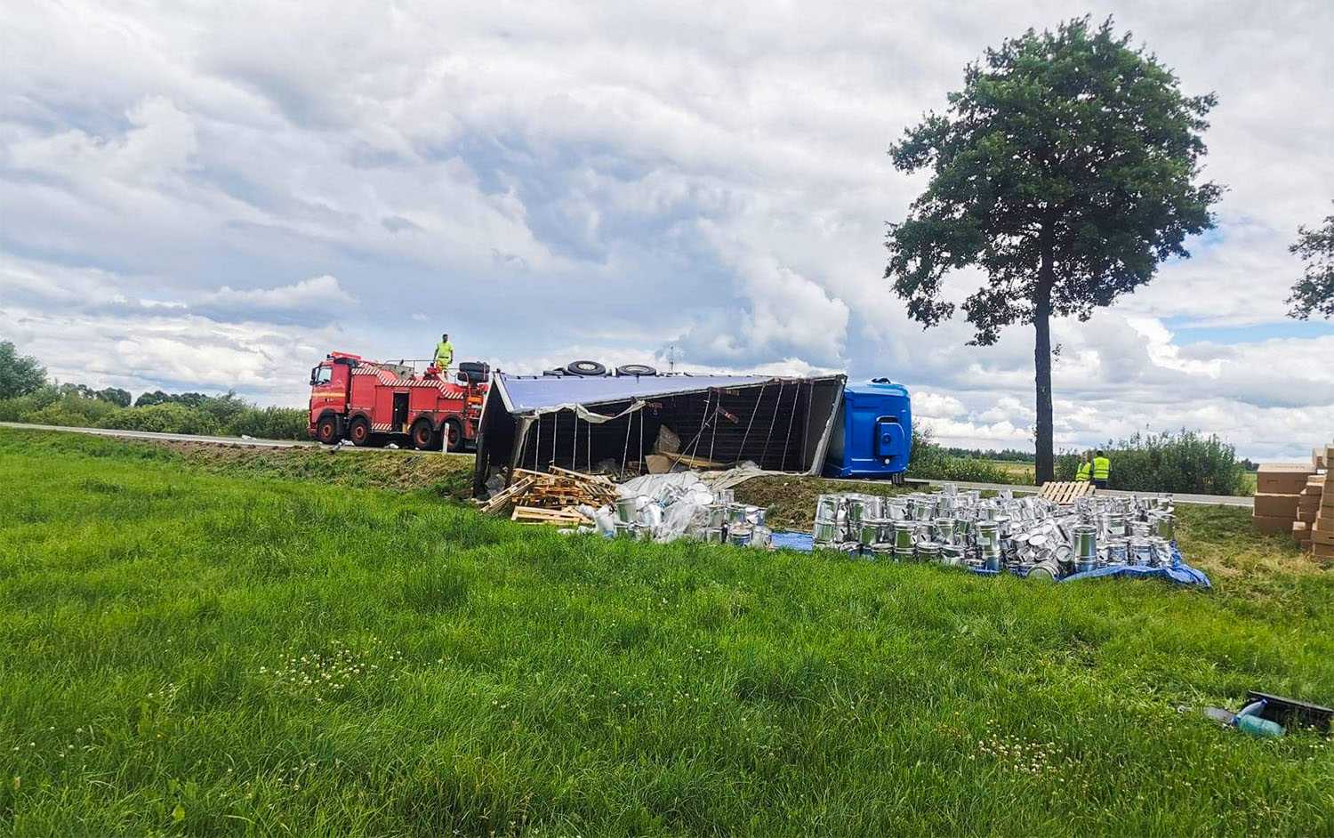holowanie-tir-przewrocona-ciezarowka-na-drodze