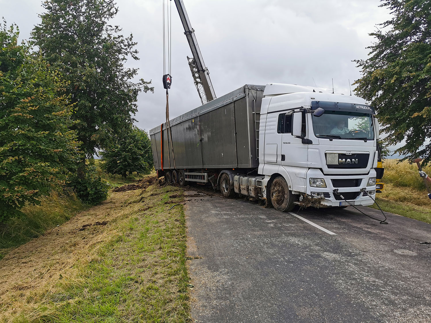 Nie tylko holowanie z drogi – Naprawa na drodze TIR