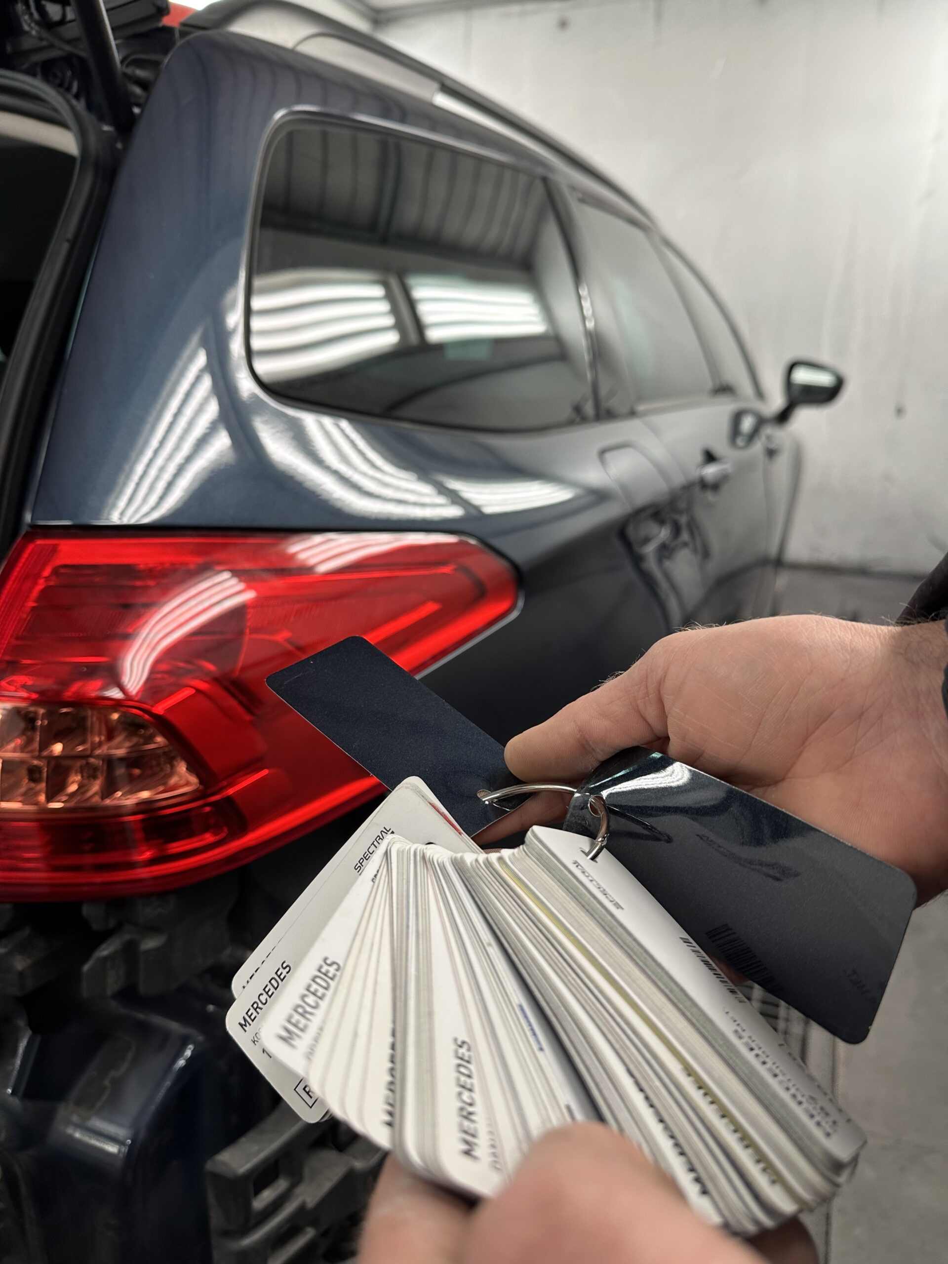 Lakiernik samochodowy dopasowuje lakier do samochodu w Białymstoku. Zakład blacharsko-lakierczniczy Motofirma Białystok.