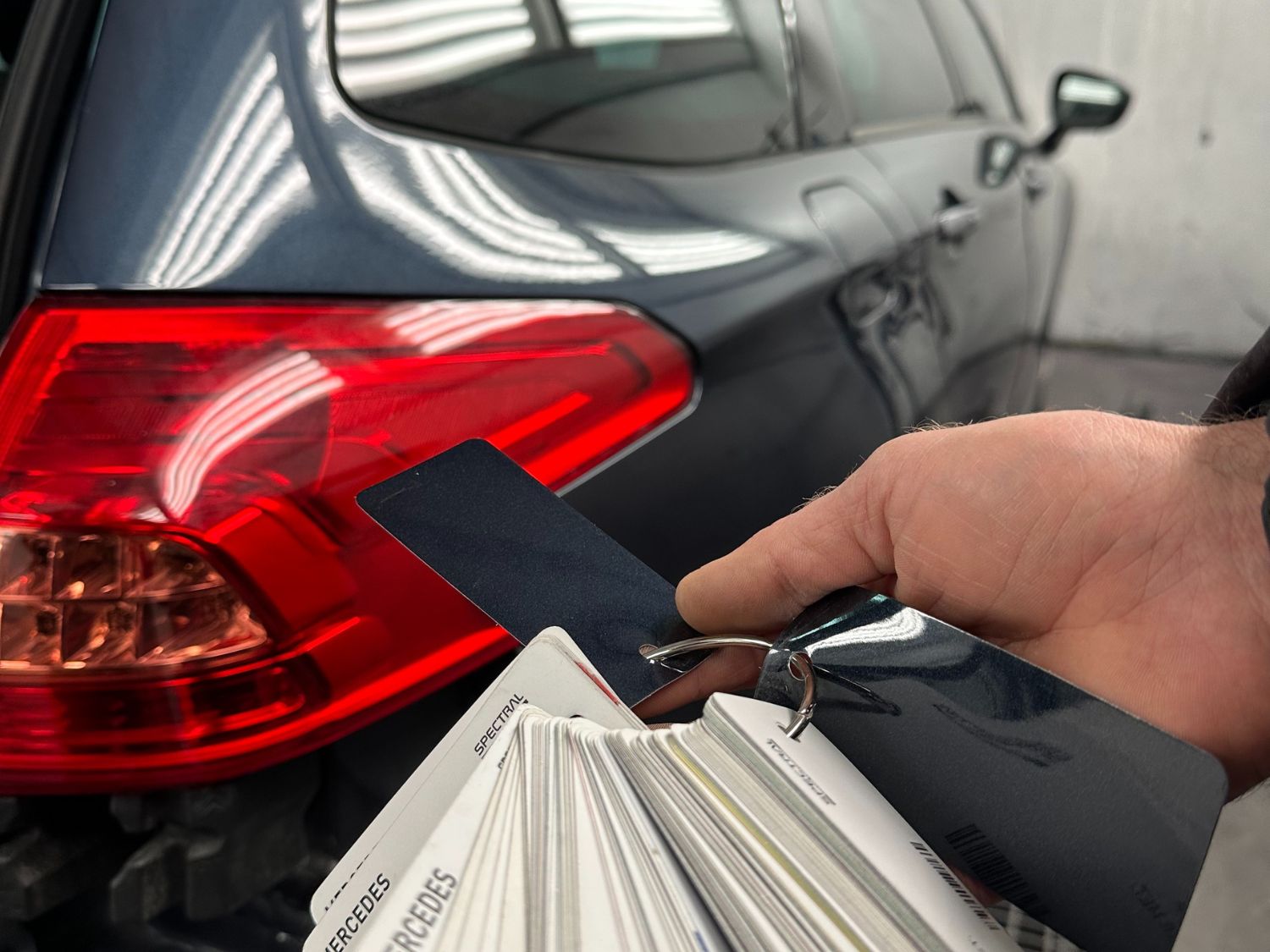 Blacharz Lakiernik samochodowy dopasowuje lakier do samochodu w Białymstoku. Zakład blacharsko-lakierczniczy Motofirma Białystok.