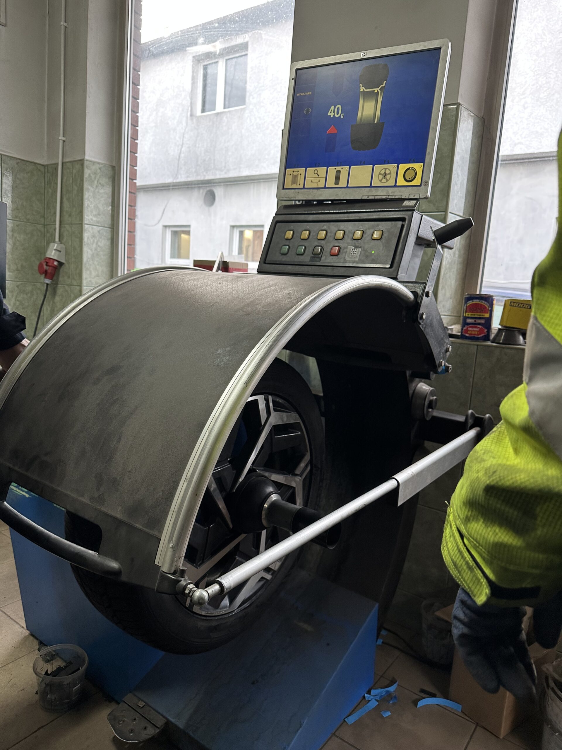 Prostowanie felg w Białymstoku. Serwis prostowania felg Motofirma.